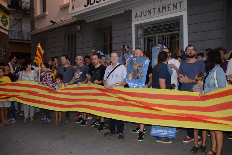 Una concentraci a Pedreguer clama per la democrcia i el dret dels catalans a votar la independncia