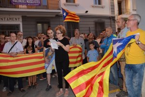 Una concentració a Pedreguer clama per la democràcia i el dret dels catalans a votar la independència
