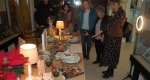 Las visitas a la mesa de navidad visten la “nit en blanc” del comercio de Pego