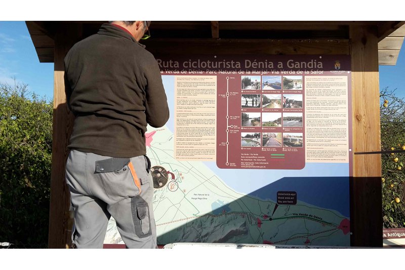 Medio Ambiente instala al final de la Va Verde un panel informativo de la ruta cicloturista que une Dnia y Gandia