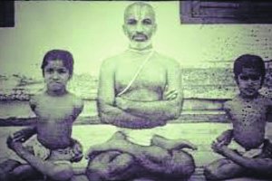  Grandes Maestros de Yoga: Tirumalai Krishnamchrya, el padre del Yoga moderno / Por Ilde Leyda 