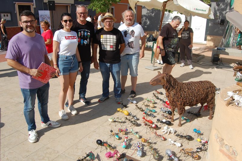 Intervencions plàstiques a la plaça del Castell ambienten la commemoració del 9 d’Octubre a Els Poblets