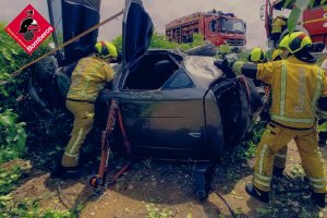 Un coche cae a un bancal en Dénia y su conductor queda atrapado en el vehículos 