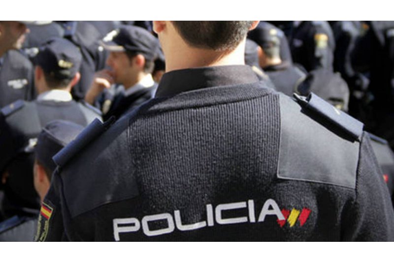 La Polica Nacional detiene a dos jvenes cuando intentaban acceder a un local comercial de Dnia 
