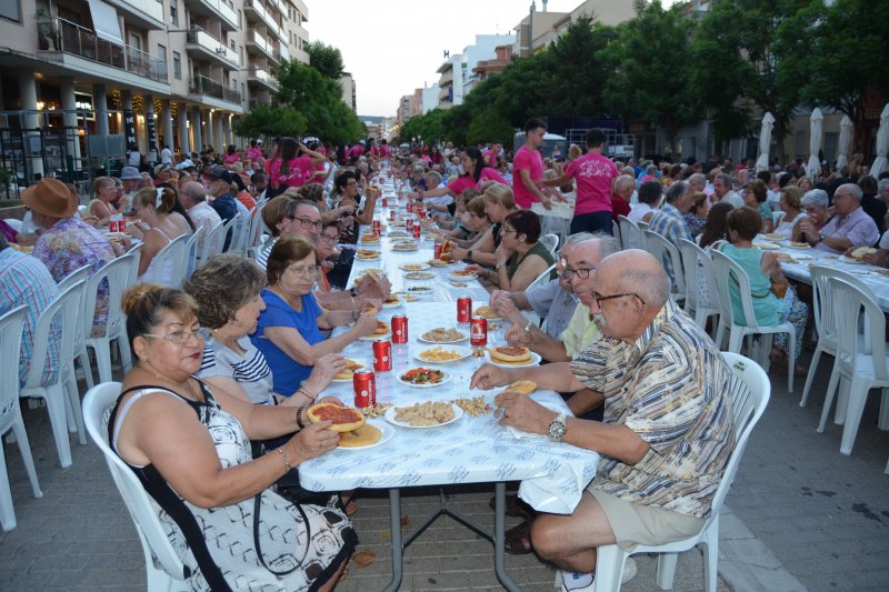 Cena dedicada a las personas mayores de Dnia con el reparto de 3.000 cocas