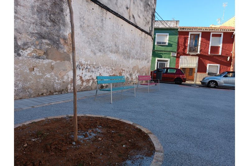 El Ayuntamiento de Pego renueva el mobiliario urbano con tapones reciclados