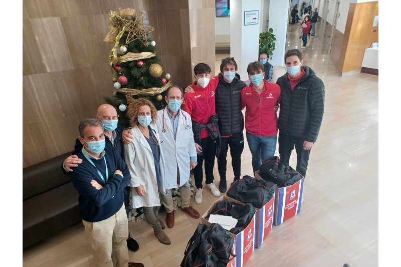  Visita de jugadores de balonmano al hospital San Carlos, del Grupo HLA 