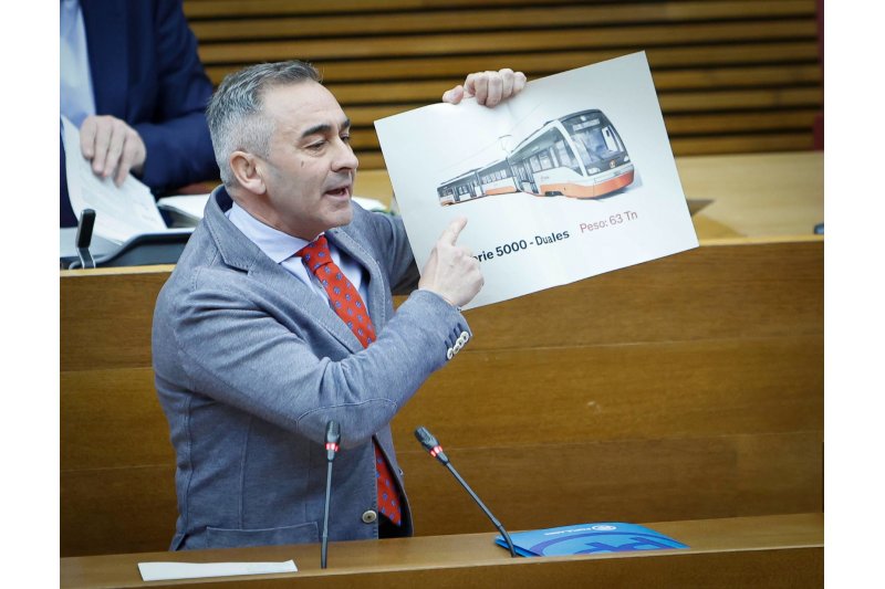 El PP denuncia que los nuevos trenes del Tram no pueden pasar por los puentes por exceso de peso