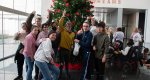 Los alumnos del Colegio Raquel Payà decoran el árbol de Navidad del Hospital de Dénia