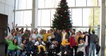Los alumnos del Colegio Raquel Payà decoran el árbol de Navidad del Hospital de Dénia