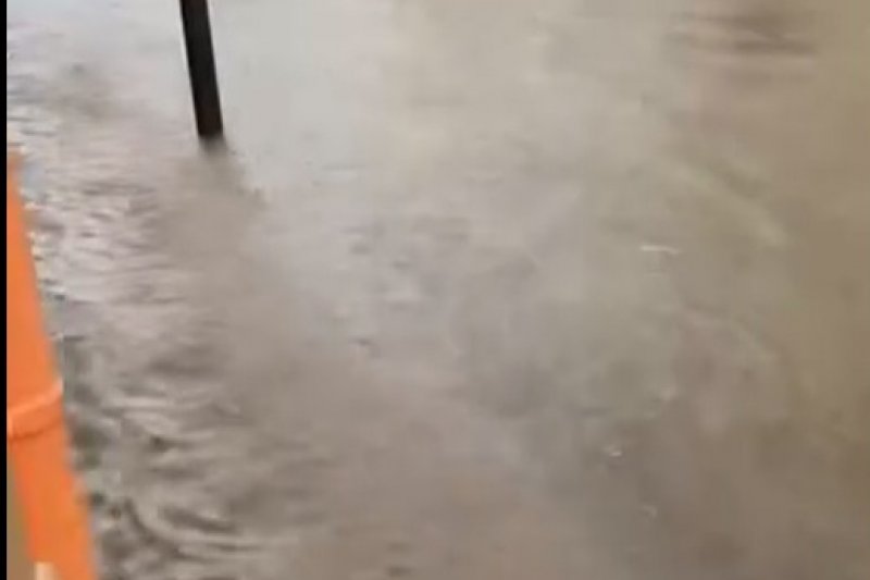 La lluvia inunda una calle en Gata y obliga a cortar el paso inferior del Passeig d'Alacant 