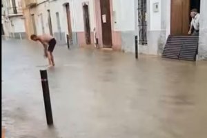 La lluvia inunda una calle en Gata y obliga a cortar el paso inferior del Passeig d'Alacant 