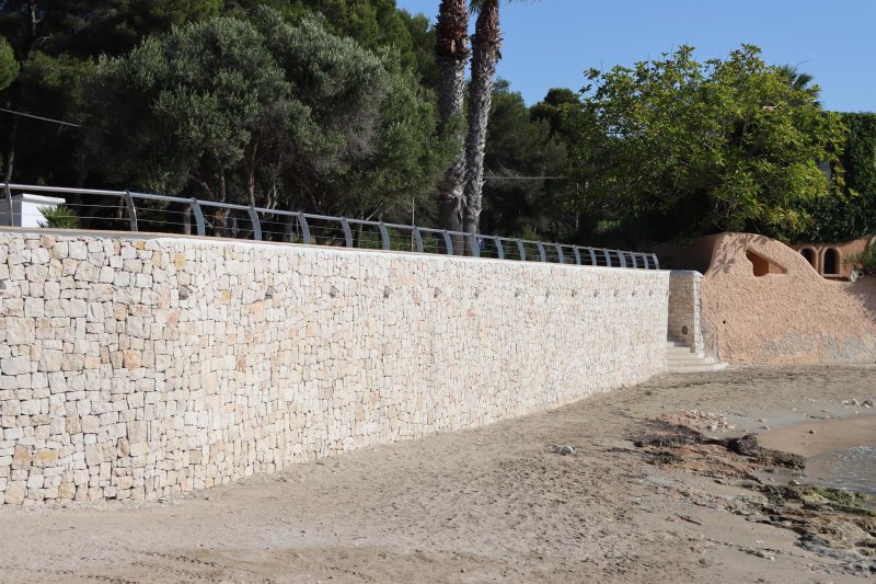 Concluyen las obras del muro de la playa de l'Ampolla de Moraira