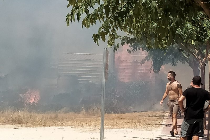 Un incendio en Jesús Pobre afecta a un pinar cercano a unas viviendas 