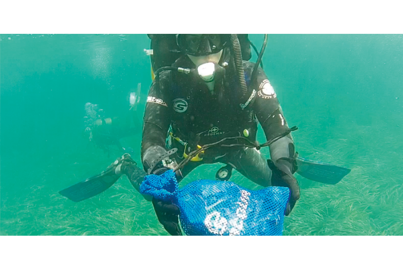 Voluntarios limpian el fondo marino de la reserva natural del Cabo de San Antonio