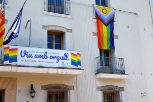 Ondara reivindica la diversitat sexual amb la bandera de l’orgull LGTBIQ+ a la façana