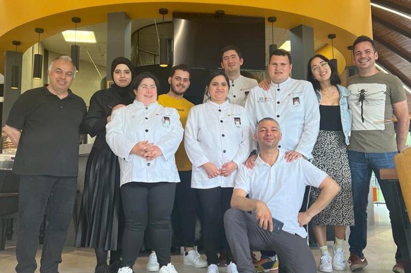 Erasmus con Ciudades Creativas de la Gastronomía-UNESCO:  Alumnas del CEE Raquel Payá hacen prácticas inclusivas en un café y dos hoteles en Turquía y Noruega  