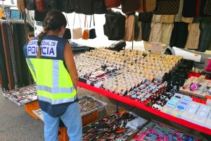 Dos detenidos por vender productos falsificados en el rastro de Dénia 