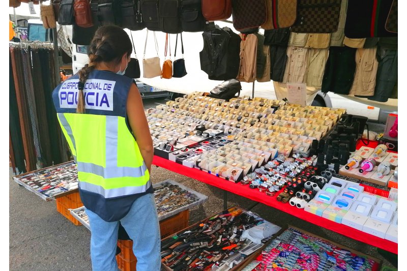 Dos detenidos por vender productos falsificados en el rastro de Dnia 