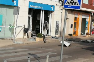 Destrozan con explosivos el cajero automático de una  sucursal bancaria de Els Poblets y se llevan el dinero 