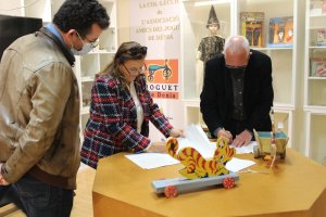 Amics del Joguet dona 108 piezas al museo en un acto que suena a despedida