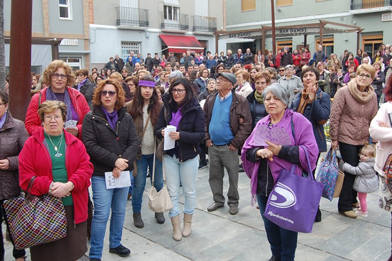 Ms de quatre-centes persones donen suport a la concentraci Per la igualtat real convocada pel grup de dones Cabal de Pego