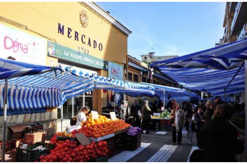 El mercado de frutas y verduras de los viernes se traslada a la calle La Va con 39 puestos de venta
