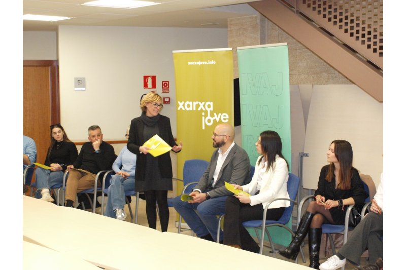 El Institut Valencià de la Joventut presenta en Xàbia sus iniciativas a técnicos y concejales de las dos Marinas 