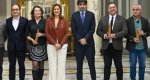 Jovi Lozano-Seser rep el premi literari “Isabel de Villena”  de narrativa en valencià de mans de l’alcaldessa de València