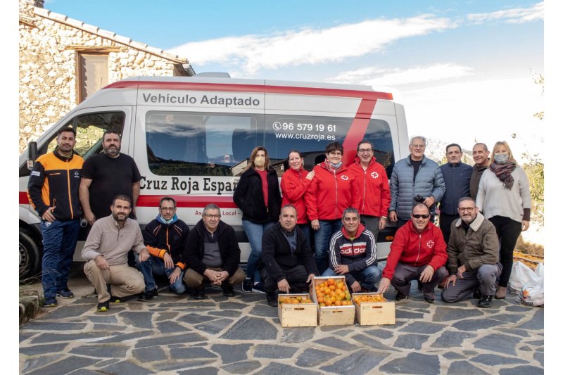 La Fundacin Christian Olmos recoge mandarinas ecolgicas para la Cruz Roja de Xbia