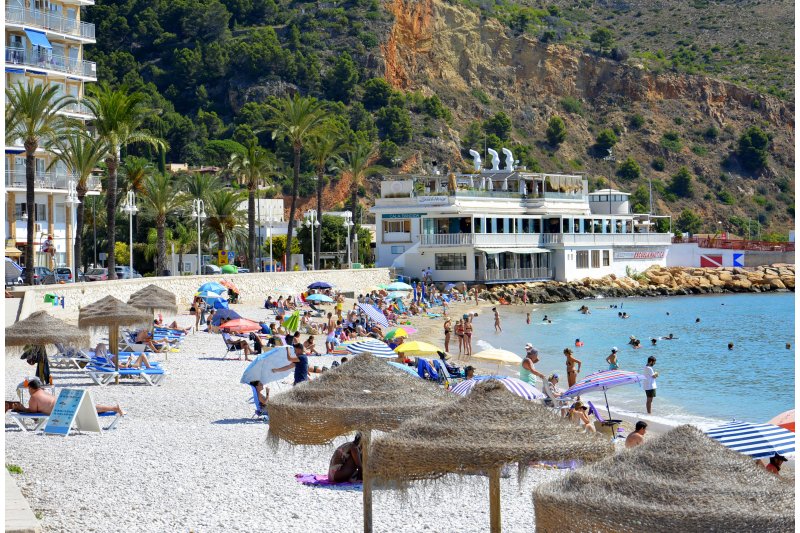 La nueva licitación de los servicios de playas de Xàbia reduce de cinco a tres los chiringuitos
