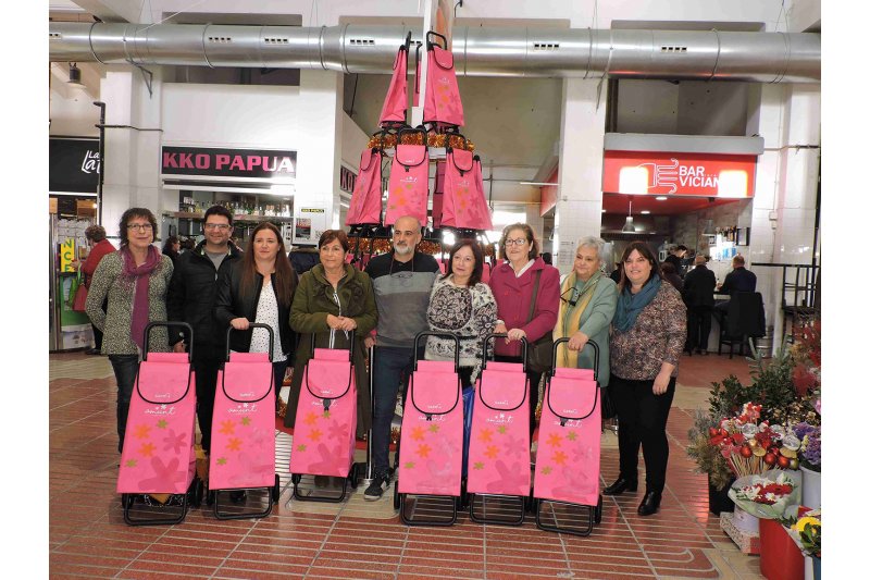 Mercat Municipal de Dnia planta su rbol solidario para visibilizar la labor de Amunt contra el cncer