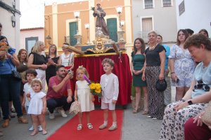 L’ofrena a Sant Antoni posa el colorit de la tradició a la  Colombòfila 
