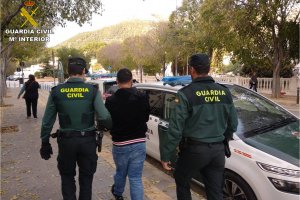 La Guardia Civil detiene a un hombre en Calp con una orden de busca y captura por robo 