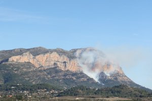 Un incendi forestal avança en diversos fronts sobre el Montgó