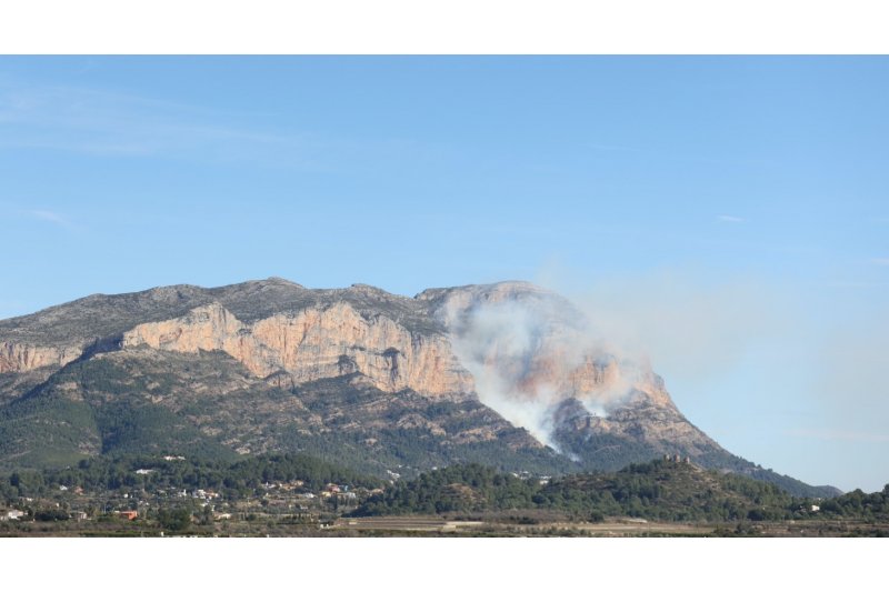 Un incendio forestal avanza en varios frentes sobre el Montgó