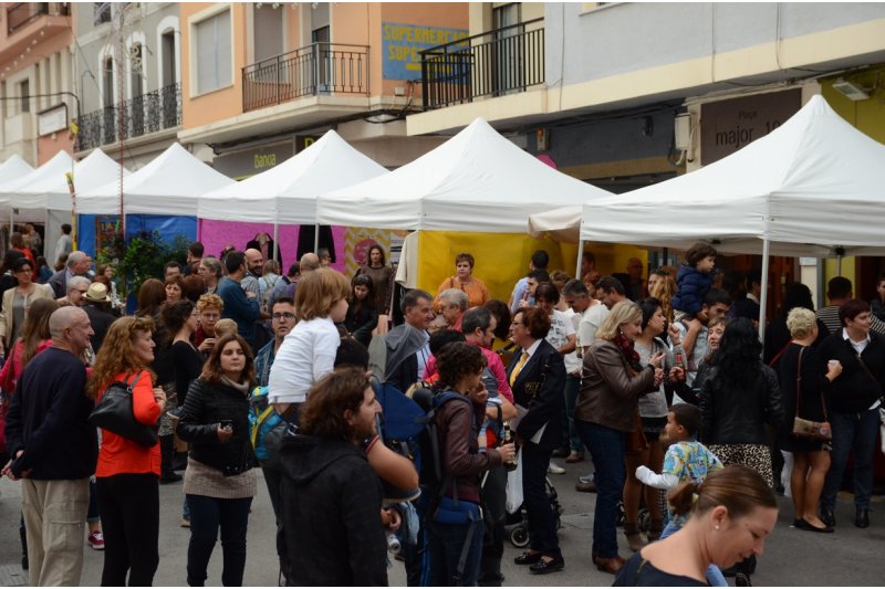 Ms de setanta empreses i collectius culturals i socials ixen al carrer amb motiu de la Festa del Comer de Pedreguer