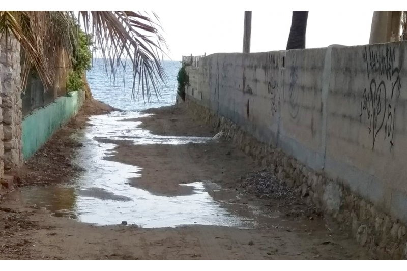 Los vecinos de Las Olas aseguran que se sigue vertiendo agua al mar pese a la orden de suspensin municipal