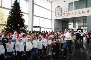 Escolars de La Xara canten nadales en l'Hospital de Dnia 