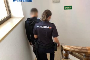 Un joven de 18 años y un menor han sido detenidos por causar daños a la casa de una vecina de Dénia que denunció su botellón