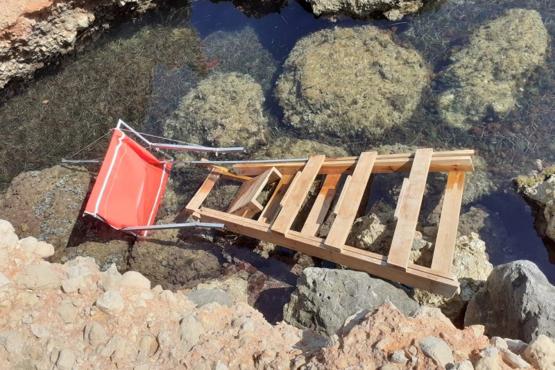 Continúan los destrozos de mobiliario en las playas de Dénia: Ahora, una silla de vigilancia en Les Rotes 