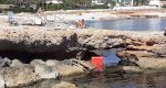 Continúan los destrozos de mobiliario en las playas de Dénia: Ahora, una silla de vigilancia en Les Rotes 