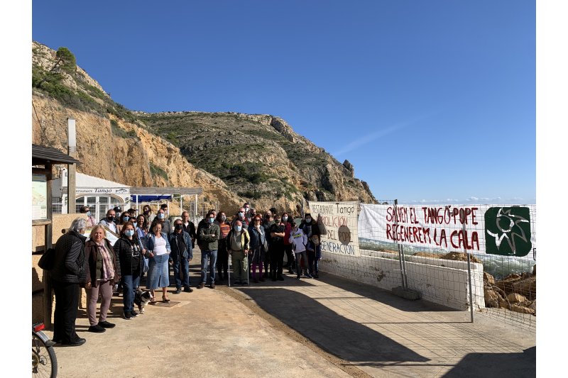 Medio centenar de vencinos protestan en Xbia contra la desaparicin de la Cala del Pope y piden la demolicin de un restaurante