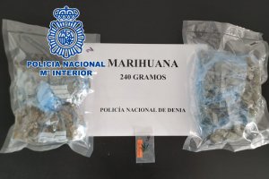 La Policía Nacional detiene en Dénia a un hombre que ocultaba 250 gramos de marihuana en su coche