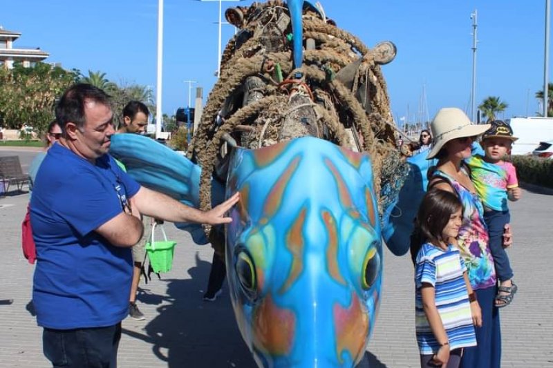 Inaugurada la escultura creada a partir de restos recogidos en el mar