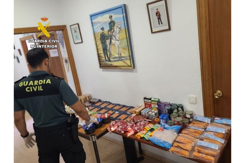 La Guardia Civil sorprende a dos personas tras robar productos de primeras marcas en un supermercado de Calp 