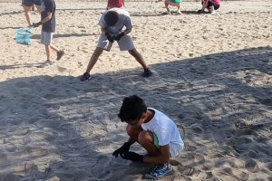 La concessionària del servei de vigilància de les platges de Dénia inicia una campanya de conscienciació mediambiental amb escolars 