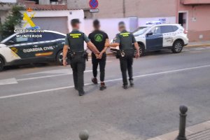 La Guardia Civil detiene a una pareja de Pedreguer por utilizar tarjetas de crédito robadas 
