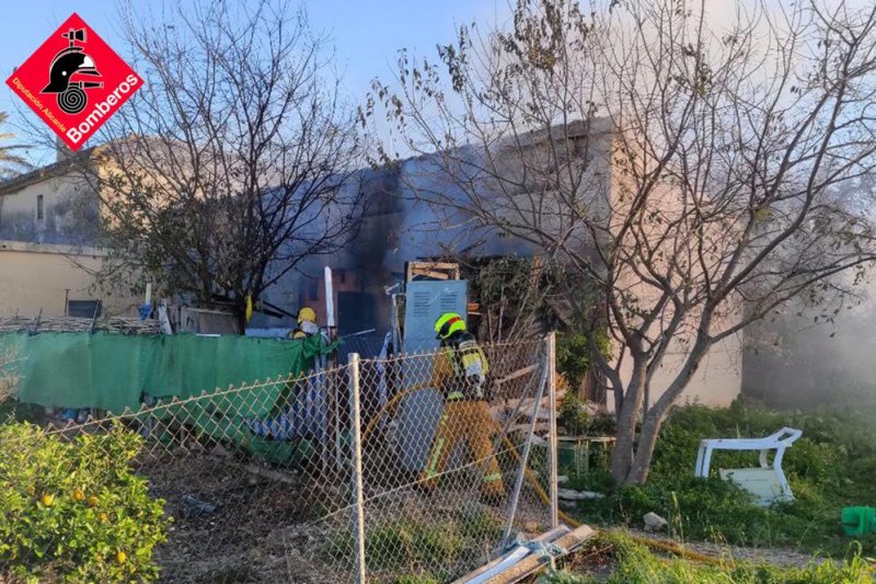 Los bomberos sofocan un incendio en una casa de campo de Ondara