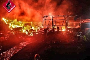 Un fallecido en el incendio de una vivienda de madera en Benidoleig
